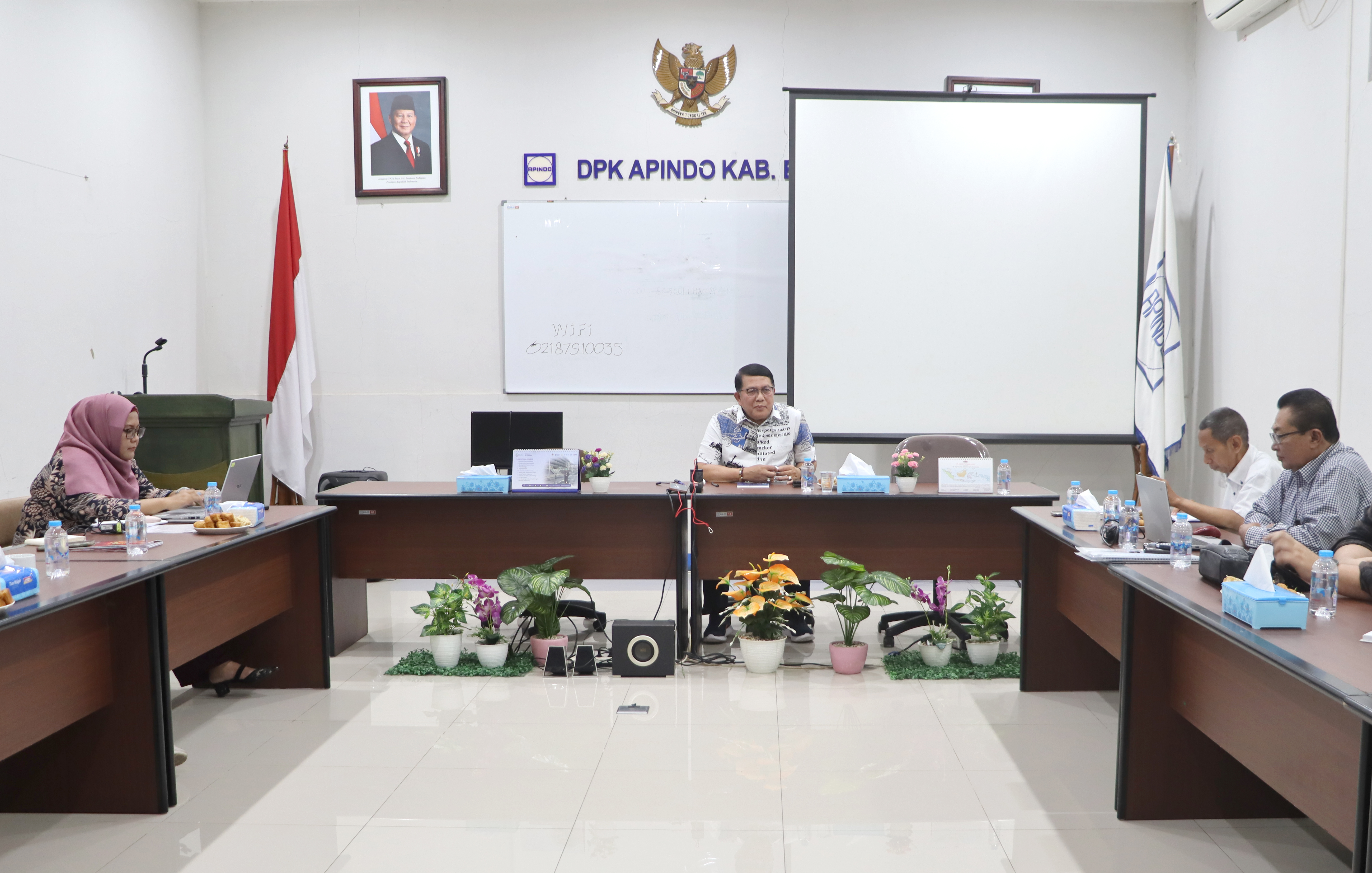 Rapat dengan Tim Bidang Pelatihan, Bidang Hukum dan Hubungan Industrial beserta Tim Sekretariat.